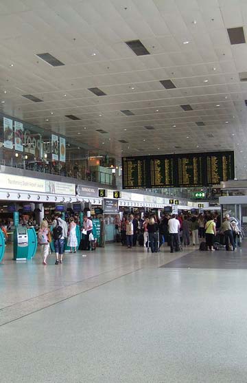 Photo showing the inside hall of Dublin Airport